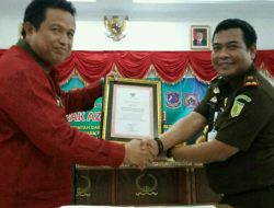 Tuntaskan Sengketa Lahan, Bupati Muna Berikan Piagam Ke Kajari Muna