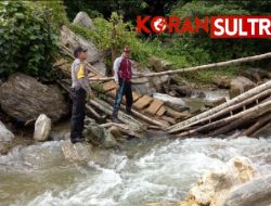 Bhabinkamtibmas Ngapa Kolut Bantu Warga Sebrangi Sungai Terjal