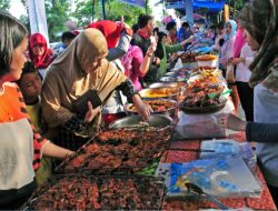 Pedagang Kuliner Di Simpang Empat Tugu Sarung Bakal Direlokasi