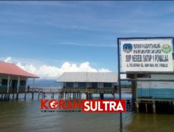 Tak Miliki Halaman, SMP di Kolaka Ini Laksanakan Upacara Bendera “Diatas Air”?