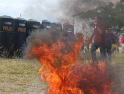 Unjukrasa di KPU, Pendemo Lempar Bom Molotov
