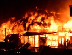 Sembilan Petak Rumah Kontrakan di Kolaka Ludes Diamuk Sijago Merah