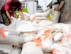 49 KK Warga Lakalamba Kecipratan Bantuan Raskin
