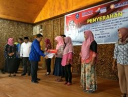 Bupati Arhawi Serahkan Buku Rekening dan Kartu Keluarga Sejahtera