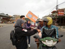 Bawaslu Kolaka Bagi-bagi Takjil, Sembari Sosialisasi Pelanggaran Pilkada