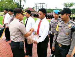 Ungkap Kasus Curanmor, Kapolres Kendari Beri Penghargaan pada Anggota Polsek Poasia