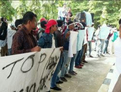 Puluhan Tahun Jalan Poros-Lambelu Rusak, Pendemo Ungkap Hanya Dijanji Saat Pilkada