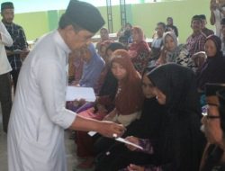 Bupati Kolut Salurkan Zakat Mal dan Buka Puasa Bersama Masyarakat Pakue