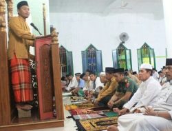 Bupati Kolut Sholat Tarawih bersama di Masjid Nurul Jami Pakue