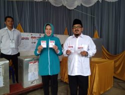 Mencoblos ke TPS, Asmani Kenakan Kostum Totscka