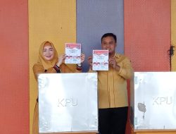 Didampingi Istri, Syahrull Bedu Jalan Kaki Menuju TPS 3 Kelurahan Sea