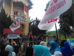 Sinyalir ada Pelanggaran, Simpatisan Berani-SB Aksi di Panwaskab