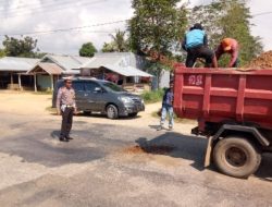 Jelang Mudik, Satlantas Konawe Lakukan Tambal Jalan Berlubang Dijalan Poros Lambuya