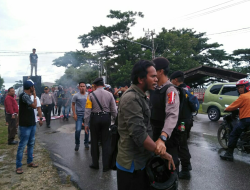 Gara – Gara Peci, Massa Bentrok Didepan Kejaksaan Muna