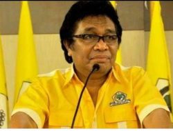 Ridwan Bae Prihatin pada 29 Bidan PTT di Koltim