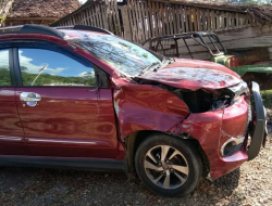 Melaju Kecepatan Tinggi, Mobil Kolaka Tabrak Pasutri di Kolut