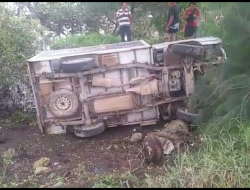 Diduga Hilang Kendali, Mobil Box Terjun Kejurang Dijalan Bypass Kolaka