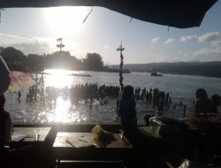 Panjat Pinang di Teluk Kendari jadi Tontonan Warga