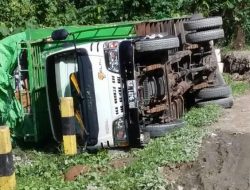 Mobil Truk Bermuatan Sembako Terbalik di Poros Kolaka