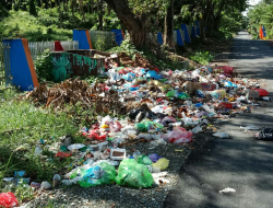 Pelajar di Kolaka Keluhkan Sampah Berhamburan Didepan Sekolah
