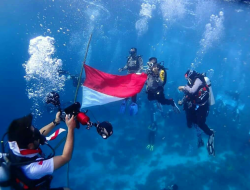 100 Penyelam Upacara di Bawah Laut Wakatobi