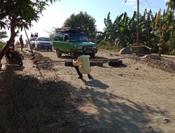 Rusak Parah, Warga Boikot Jalan Muara di Kolaka