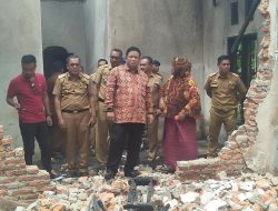 Bupati Muna Janji Bakal Membangunkan Rumah Warga Korban Kebakaran