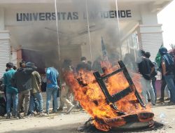 Mahasiswa Unilaki Demo, Rektor Diminta Mundur