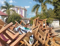 Segel Kampus Unilaki, Rektor Kembali Diminta Mundur