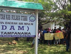 Bawa Parang saat Menagih, PDAM Kolut di Demo Warga