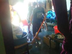 Pasca Banjir, Warga Kolut Mulai Membersihkan Rumahnya