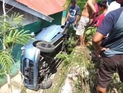 Mesin Mati di Tanjakan, Mobil Daihatsu Terperosok ke Rumah Warga