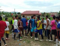 Novar Serahkan Bantuan  Bola Futsal