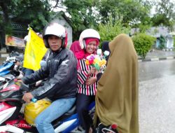 Pembagian Bunga Mawar, Tandai Peringatan Hari Ibu di Baubau