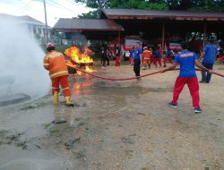 Damkar Muna Jinakan Sijago Merah