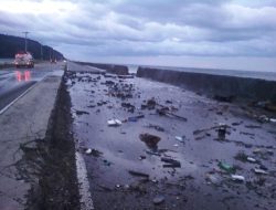 Diterjang Ombak, Tanggul Baypass di Kolut Ambruk