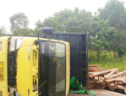 Truk Terbalik di Kolut, 10 Ton Kayu Berhamburan di Jalan