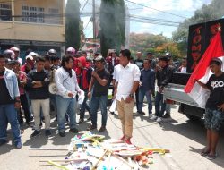 Pelantikan Rektor UMB Didemo