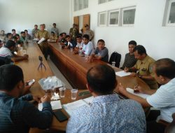 Pendemo Lapor Kades Banggai ke DPRD Muna