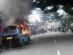 Mobil terbakar, lalu lintas di Jalan Madesabar macet