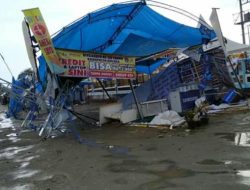 Dahsyatnya Puting Beliung di Kolaka Porak-porandakan Stan Pameran