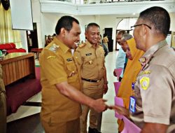 Wawali Kota Baubau Serahkan SK Pensiun kepada 52 ASN