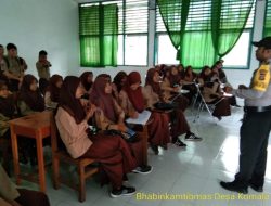 Bhabinkamtibmas Polres Wakatobi Himbau Milenial Bijak dalam menggunakan Medsos
