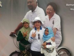 Warga Antusias Berfoto Bersama Pak Harto dan Ibu Tien di CFD