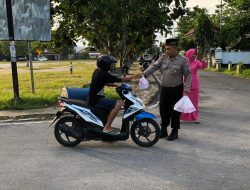 Polres Wakatobi Bagi Takjil Gratis ke Pengendara