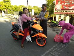 Polsek Tomia Timur Polres Wakatobi Bagi Takjil Gratis