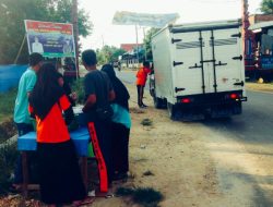 SMAN 1 Tirta Mubar Bagi-Bagi Takjil Gratis