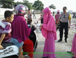 Satuan Binmas Polres Wakatobi Bagi Takjil Gratis Kepada Warga