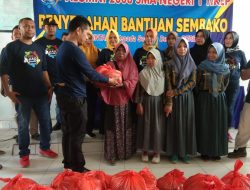 Kunjungi Bekas Sekolah, IKA 2003 SMAN 1 Tikep Berbagi Sembako pada Siswa-siswi yang Kurang Mampu