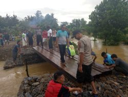 Personel Polsek Onembute Bantu Warga Perbaikan Jembatan yang Rusak